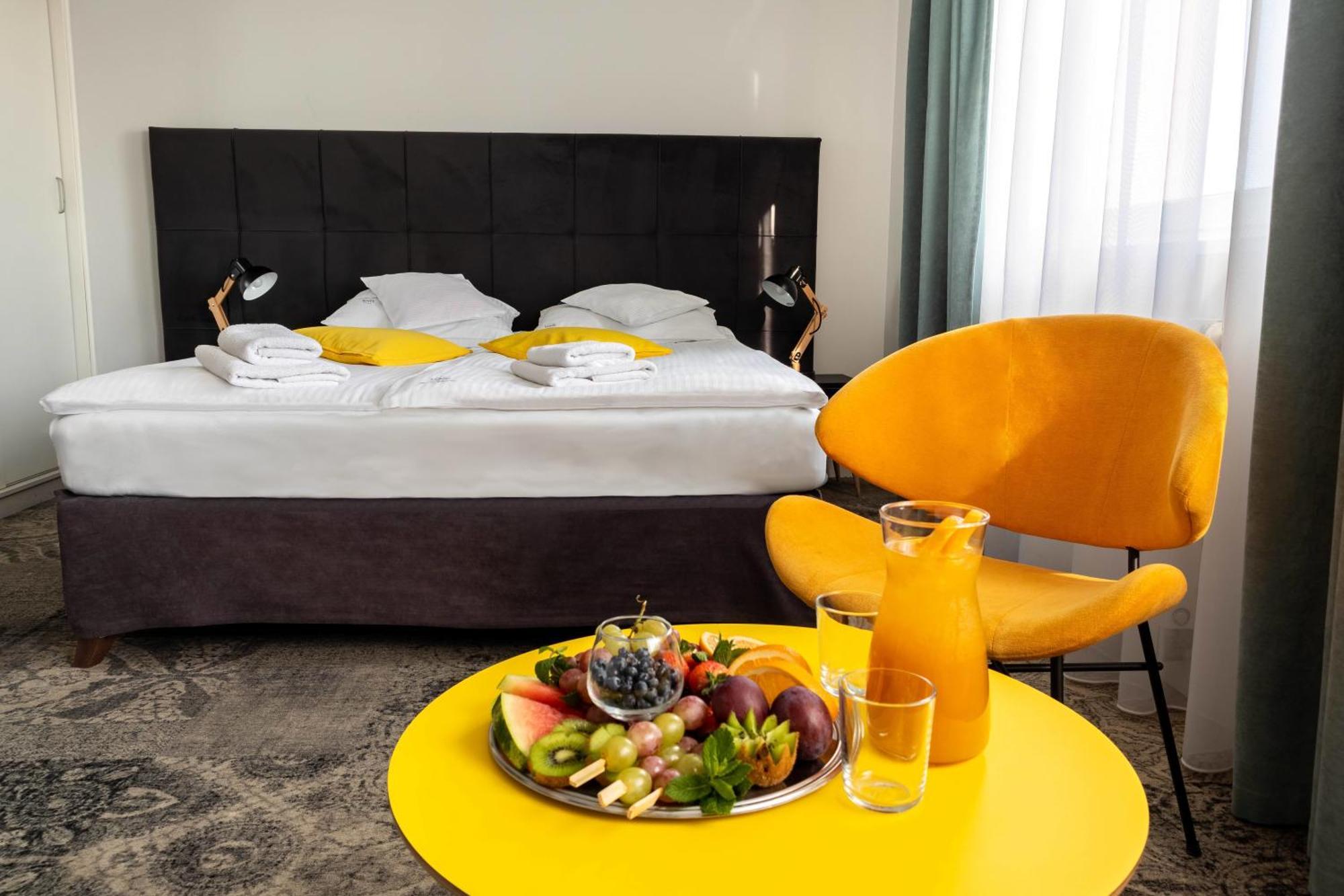 Hotel Nafta Krosno Buitenkant foto