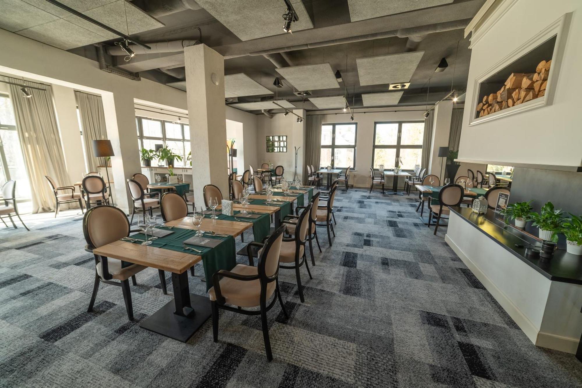 Hotel Nafta Krosno Buitenkant foto
